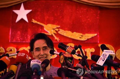 2015년 기자회견 한 아웅산 수치 미얀마 국가고문 [AFP 연합뉴스 자료사진. 재판매 및 DB 금지]