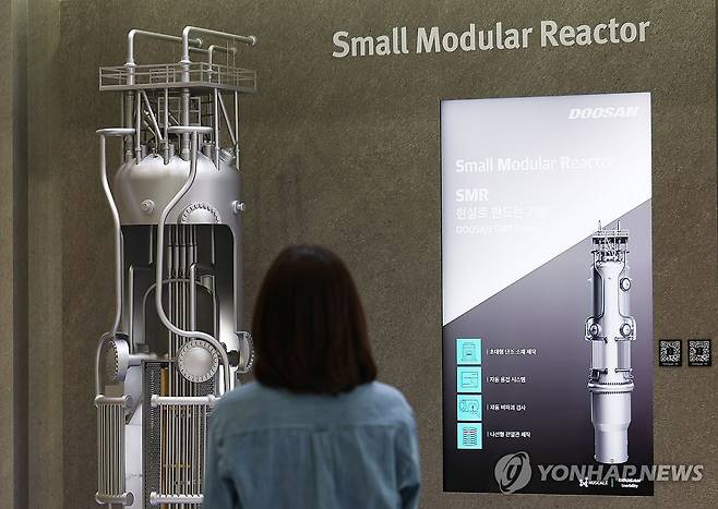 2025년 10월 서울 강남구 코엑스에서 열린 '스마트에너지플러스 2025'에서 관람객들이 소형모듈원전(SMR) 모형을 둘러보는 모습 [연합뉴스 자료사진. 재판매 및 DB 금지]