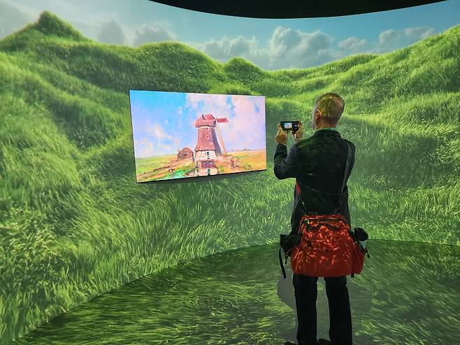 삼성전자 CES 단독 전시관의 TV 촬영하는 관람객 [촬영 조성흠]