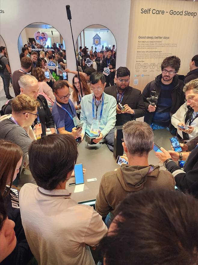 삼성전자 CES 단독 전시관의 갤럭시 Z 트라이폴드에 몰린 인파 [촬영 조성흠]