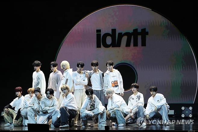 아이덴티티 예스위아 쇼케이스 (서울=연합뉴스) 강민지 기자 = 그룹 아이덴티티의 유닛 예스위아가 5일 서울 용산구 블루스퀘어 SOL트래블홀에서 쇼케이스 무대를 선보이고 있다. 2026.1.5 mjkang@yna.co.kr