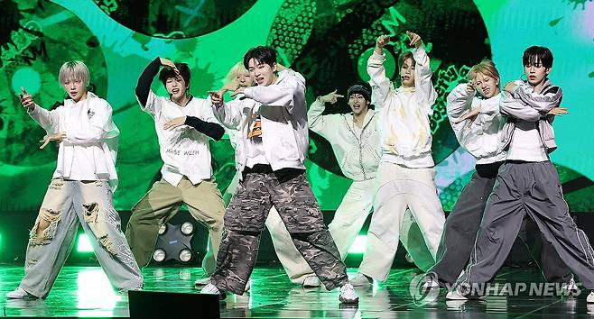 아이덴티티 두번째 유닛 예스위아 (서울=연합뉴스) 강민지 기자 = 그룹 아이덴티티의 유닛 예스위아가 5일 서울 용산구 블루스퀘어 SOL트래블홀에서 쇼케이스 무대를 선보이고 있다. 2026.1.5 mjkang@yna.co.kr