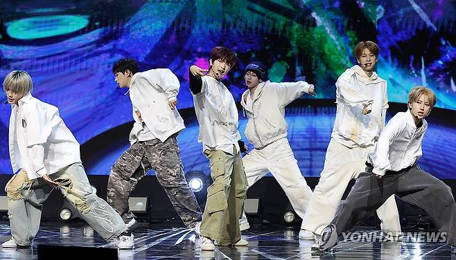 아이덴티티 유닛 예스위아 (서울=연합뉴스) 강민지 기자 = 그룹 아이덴티티의 유닛 예스위아가 5일 서울 용산구 블루스퀘어 SOL트래블홀에서 쇼케이스 무대를 선보이고 있다. 2026.1.5 mjkang@yna.co.kr