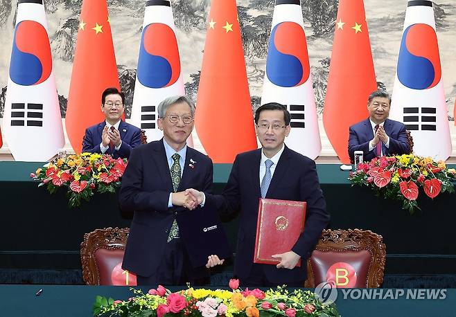 중국 청대 석사자상 중국 본국에 기증 (베이징=연합뉴스) 한상균 기자 = 유홍준 국립중앙박물관장(왼쪽)과 라오취안 중국 국가문물국 국장이 5일 베이징 인민대회당에서 이재명 대통령과 시진핑 국가주석이 참석한 가운데 중국 청대 석사자상 한 쌍 기증 증서를 작성한 뒤 기념촬영을 하고 있다.
    양국은 간송미술관이 소장하고 있는 청대 제작 석사자상 한 쌍을 중국 국가문물국에 기증하기로 합의했다. 2026.1.5 xyz@yna.co.kr