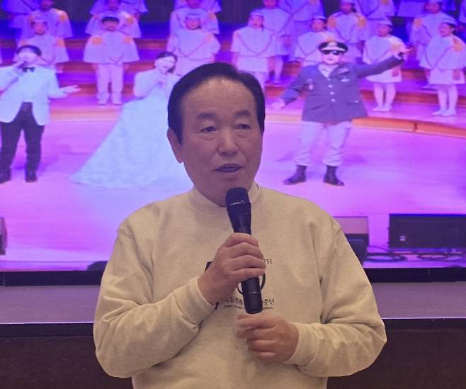 이기복 대전극동방송 시청자위원장이 마무리 기도하고 있다