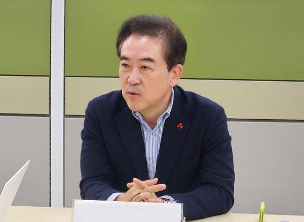 6일 충북도청 기자실에서 윤희근 전 경찰청장이 충북지사 선거 출마 의지를 밝히고 있다. /안성수기자