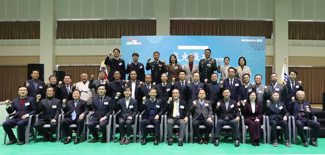 6일 진안 반다비체육센터에서 열린 진안군신년인사회에서 우태만 진안군애향본부장(맨앞줄 8번째)과 전춘성 진안군수(6번째), 한창민 국회의원(5번째), 동창옥 진안군의회의장(4번째), 윤석정 전북애향본부 총재(7번째), 이웅진 재경군민회장(첫번째) 등이 진안 화이팅을 외치고 있다. / 국승호 기자