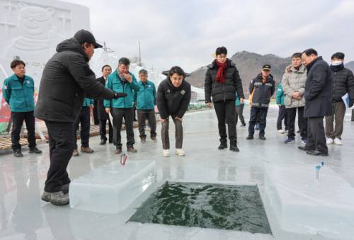 ◇김진태 도지사는 6일 화천 산천어축제장을 직접 찾아 화천군청, 경찰서, 소방서 등과 함께 특별 현장점검을 진행하며 안전관리 상황을 세심하게 확인했다. 사진=강원특별자치도 제공