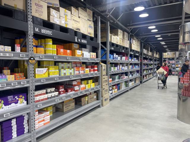 25일 대구 한 창고형 약국 매장. 대형마트처럼 의약품이 종류별로 분류돼 쌓여있다. 김봄이 기자