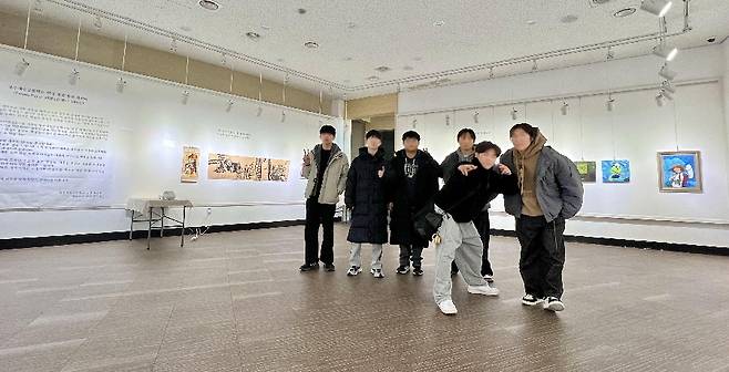 학생들이 전시장에서 즐거움을 표현하고 있다. /영주제일고 제공