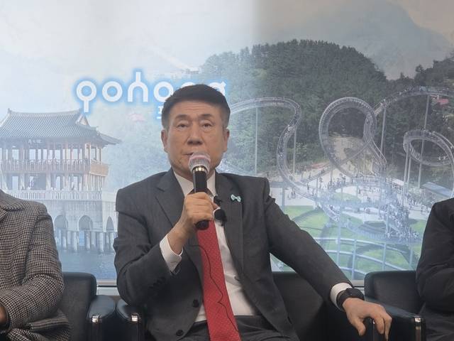 이강덕 포항시장이 포항시청 브리핑룸에서 경북도지사 출마 결심을 밝히고 있다.