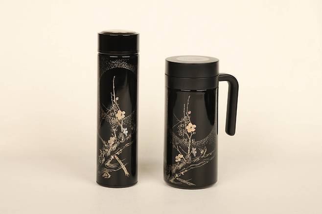 대구간송미술관 아트숍의 베스트셀러로 등극한 자개 텀블러& 보틀 세트. 해당 굿즈는 조선 중기 화가 이정의 삼청첩-월매를 모티브로 삼았다.<대구간송미술관 제공>