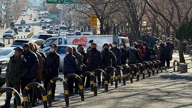 6일  오전 대구 두류공원에서  어르신들이 무료급식을 받기 위해 길게 줄을 서고 있다. 구경모 기자