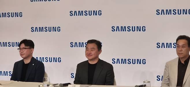 삼성전자 경영진들이 5일(현지시각) 미국 라스베이거스 윈 호텔에서 기자간담회를 개최했다. 사진 왼쪽부터 용석우 삼성전자 영상디스플레이사업부장 사장, 삼성전자 노태문 대표이사 사장(DX부문장), 김철기 삼성전자 DA사업부장 부사장. /사진=이경남 기자