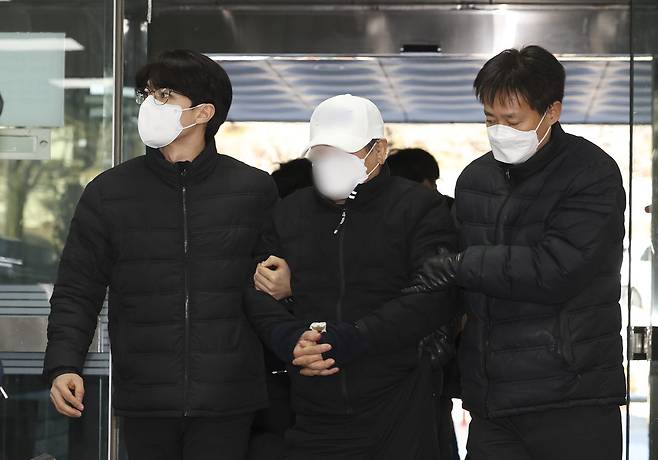 차량 돌진 사고를 내 15명의 사상자를 발생시킨 70대 택시 운전자가 어제(5일) 구속 심사를 받으러 법원으로 들어서는 모습. (사진 출처 : 뉴시스)