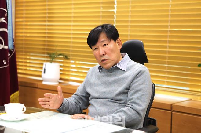 이철수 한국폴리텍 이사장이 인천광역시 폴리텍 본관 집무실에서 이데일리와 인터뷰를 하고 있다.(사진=한국폴리텍)