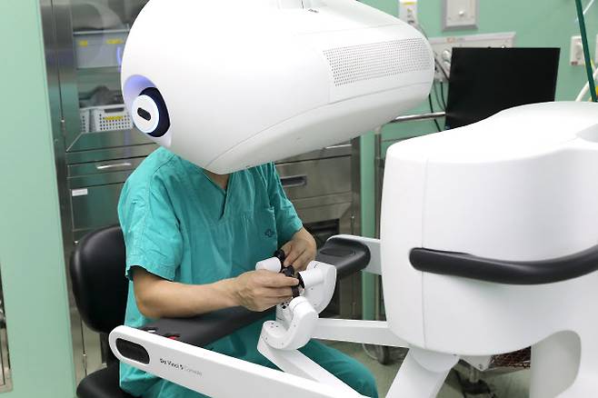인제대학교 일산백병원 산부인과 전경철 교수가 최신 로봇수술 장비 ‘다빈치 5’를 활용해 Rh-형 환자의 20cm 거대 자궁근종 제거 수술을 시행하고 있다.
