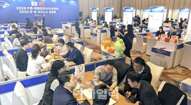 코트라가 6일 중국 베이징 더웨스틴 호텔에서 순방 부대 경제협력 행사를 개최했다. 무역·투자 상담회인 ‘한-중 비즈니스 파트너십’에서 우리 기업 58개사가 중국 파트너와 거래 상담을 하고 있다.(사진=코트라)