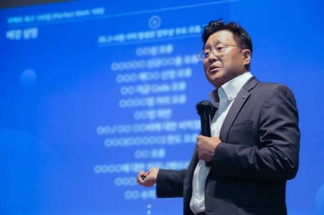 김병철 KDB생명 수석부사장이 지난해 7월 열린 ‘임직원 대상 타운홀 미팅’에서 신규 캠페인에 대해 설명하고 있다.(사진제공=KDB생명)