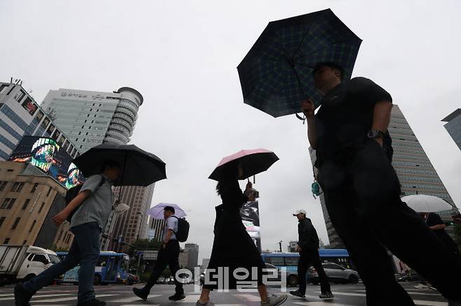 본격적 장마가 시작된 지난해 7월 25일 오전 서울 종로구 광화문역 일대에서 시민들이 우산을 쓴 채 이동하고 있다. (사진=이영훈 기자)