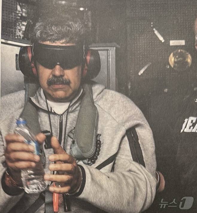 도널드 트럼프 미국 대통령이 3일(현지시간) 소셜미디어 '트루스소셜'을 통해 공개한 니콜라스 마두로 베네수엘라 대통령의 국외 이송 모습. 트럼프 대통령은 '니콜라스 마두로가 USS 이오지마 함에 탑승해 있다'라는 글과 함께 사진을 게재했다.(도널드 트럼프 트루스소셜, 재판매 및 DB금지) 2026.1.4/뉴스1