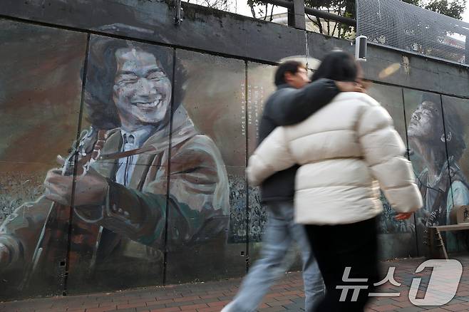 한파가 물러가고 포근한 날씨를 보인 4일 오후 '영원한 가객' 故 김광석(1964~1996) 30주기를 이틀 앞두고 주말을 맞아 대구 중구 방천시장 김광석길을 찾은 시민들이 김광석의 노래를 들으며 그를 추억하고 있다. 김광석이 태어나고 세상을 떠난 날이 모두 1월이어서 이맘때면 김광석길을 찾는 발길이 늘어난다. 30주기인 6일 김광석길에서는 다양한 추모 행사가 열린다. 2026.1.4/뉴스1 ⓒ News1 공정식 기자