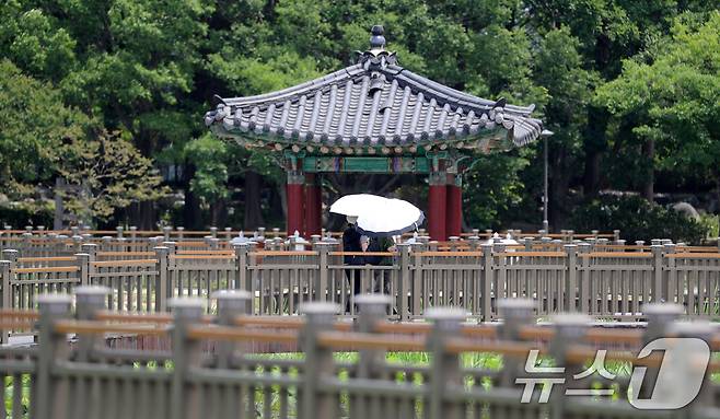 초여름 더위가 이어졌던 2025년 6월 전북 전주시 덕진공원에서 양산을 쓴 시민들이 산책을 하고 있다. 2025.6.10/뉴스1 ⓒ News1 유경석 기자
