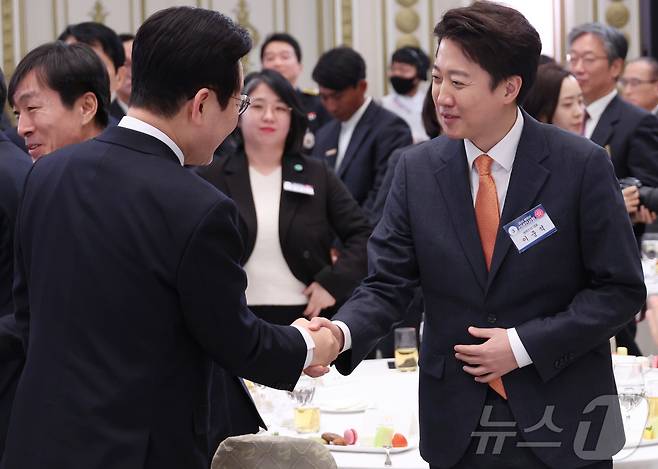 이재명 대통령이 2일 오후 청와대 영빈관에서 열린 2026년 신년 인사회에서 이준석 개혁신당 대표와 인사를 나누고 있다. (청와대통신사진기자단)2026.1.2/뉴스1 ⓒ News1 이재명 기자