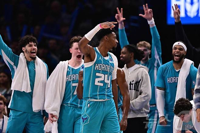 샬럿 호니츠가 6일(한국시간) 열린 2025-26 NBA 정규리그 경기에서 오클라호마시티 선더에 124-97로 승리했다. ⓒ AFP=뉴스1