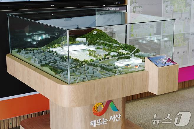 서산시청 본관 로비에 전시된 신청사 당선작 모형(서산시 제공. 재판매 및 DB금지)2026.1.6/뉴스1
