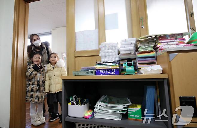 2026학년도 부산지역 공립 초등학교 신입생 예비소집이 진행된 6일 오후 부산 연제구 창신초등학교에서 예비 초등학생과 학부모가 1학년 교실을 살펴보고 있다. 2026.1.6/뉴스1 ⓒ News1 윤일지 기자