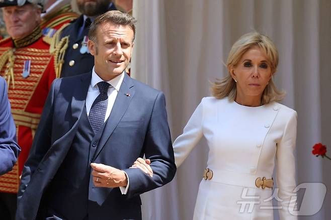 영국을 국빈 방문한 에마뉘엘 마크롱 프랑스 대통령과 아내 브리지트 여사가 8일(현지시간) 윈저성에서 팔짱을 끼고 이동하고 있다. 2025.07.08. ⓒ AFP=뉴스1 ⓒ News1 이지예 객원기자