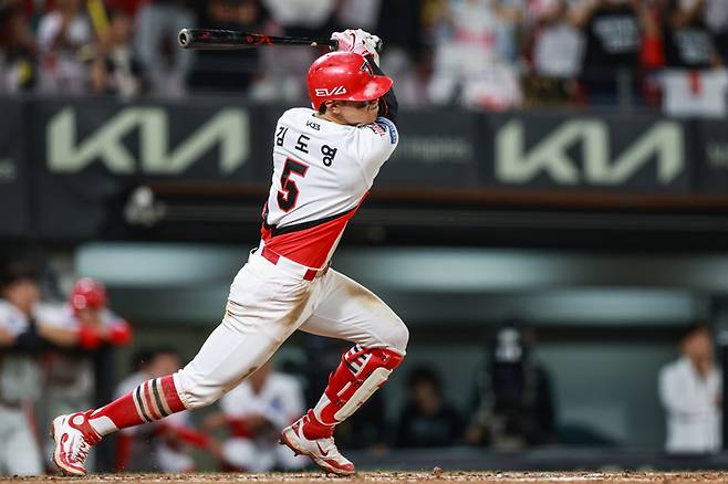 KIA 김도영이 광주-기아 챔피언스 필드에서 열린 2025 KBO리그 두산과 경기에서 2루타를 때리고 있다. 사진 | KIA 타이거즈