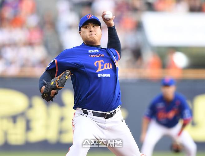 한화 선발투수 류현진이 8일 서울 잠실구장에서 열린 2025 KBO리그 LG와 경기에서 역투하고 있다. 잠실 | 최승섭기자 thunder@sportsseoul.com