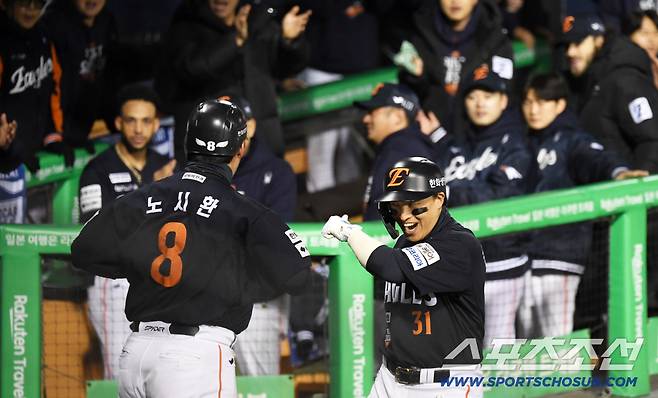 27일 잠실구장에서 열린 한국시리즈 2차전 LG 트윈스와 한화 이글스의 경기. 1회초 1사 한화 노시환이 솔로포를 터뜨리자 대기타석에 있던 손아섭이 엄지를 치켜세우고 있다. 잠실=박재만 기자 pjm@sportschosun.com/2025.10.27/