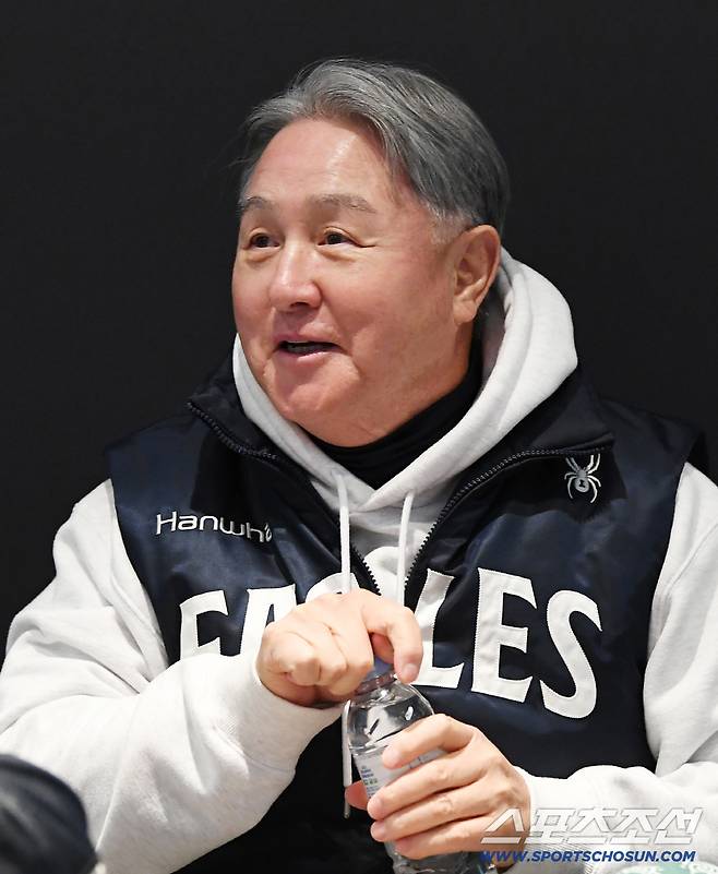 29일 대전 한화생명볼파크에서 열린 LG와 한화의 한국시리즈 3차전. 한화 김경문 감독이 경기 전 공식 인터뷰에서 질문에 답하고 있다. 대전=정재근 기자 cjg@sportschosun.com/2025.10.29/