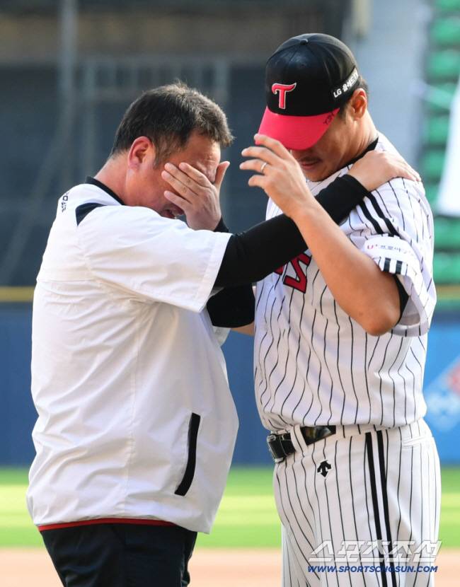 LG 이동현이 29일 잠실야구장에서 열린 은퇴식에서 차명석 단장과 포옹하고고 있다.

스포츠조선DB