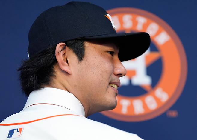 휴스턴 애스트로스 이마이 다쓰야가 6일(한국시각) 다이킨파크에서 열린 입단식에서 포즈를 취하고 있다. AP연합뉴스