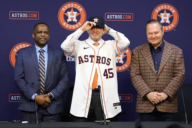 이마이 다쓰야가 다나 브라운 휴스턴 단장, 에이전트 스캇 보라스와 포즈를 취하고 있다. AFP연합뉴스