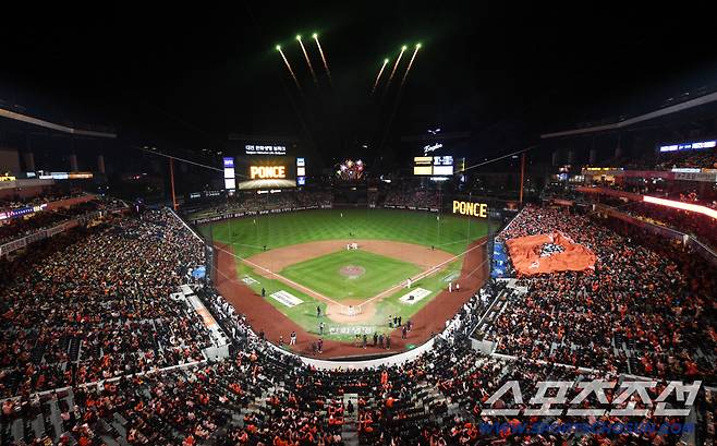 29일 대전 한화생명볼파크에서 열린 LG와 한화의 한국시리즈 3차전. 관중석이 팬들로 꽉 찬 가운데 경기 시작을 알리는 축포가 터지고 있다. 대전=정재근 기자 cjg@sportschosun.com/2025.10.29/