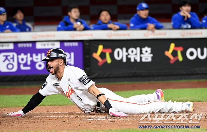 24일 대전 한화생명볼파크에서 열린 PO 5차전 삼성과 한화의 경기, 1회말 1사 1,3루 채은성의 희생플라이때 3루주자 리베라토가 홈으로 파고들어 세이프되고 있다. 대전=허상욱 기자wook@sportschosun.com/2025.10.24/