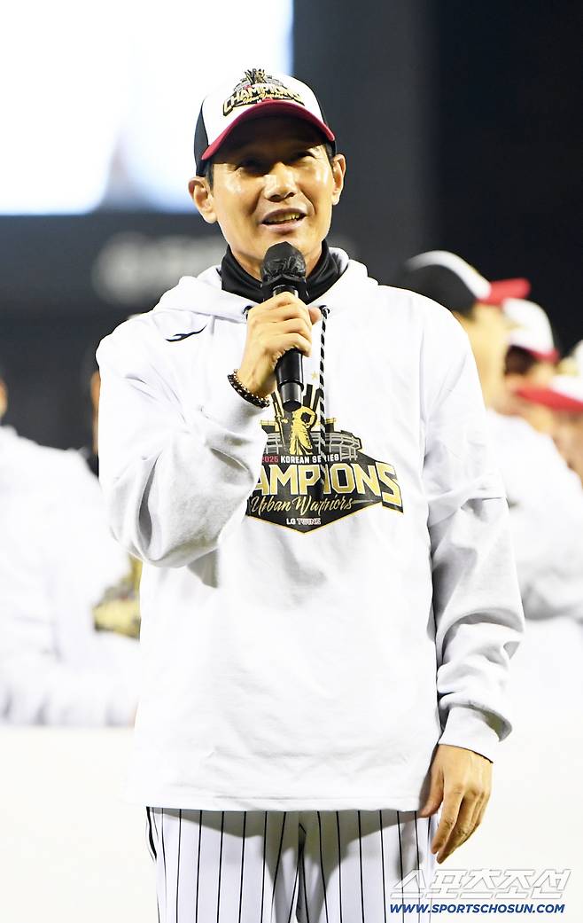 '한국시리즈 통합우승 IN 잠실' 행사가 1일 잠실구장에서 열렸다. LG 염경엽 감독이 팬들과 함께 우승의 기쁨을 만끽하고 있다. 잠실=박재만 기자 pjm@sportschosun.com/2025.11.01/