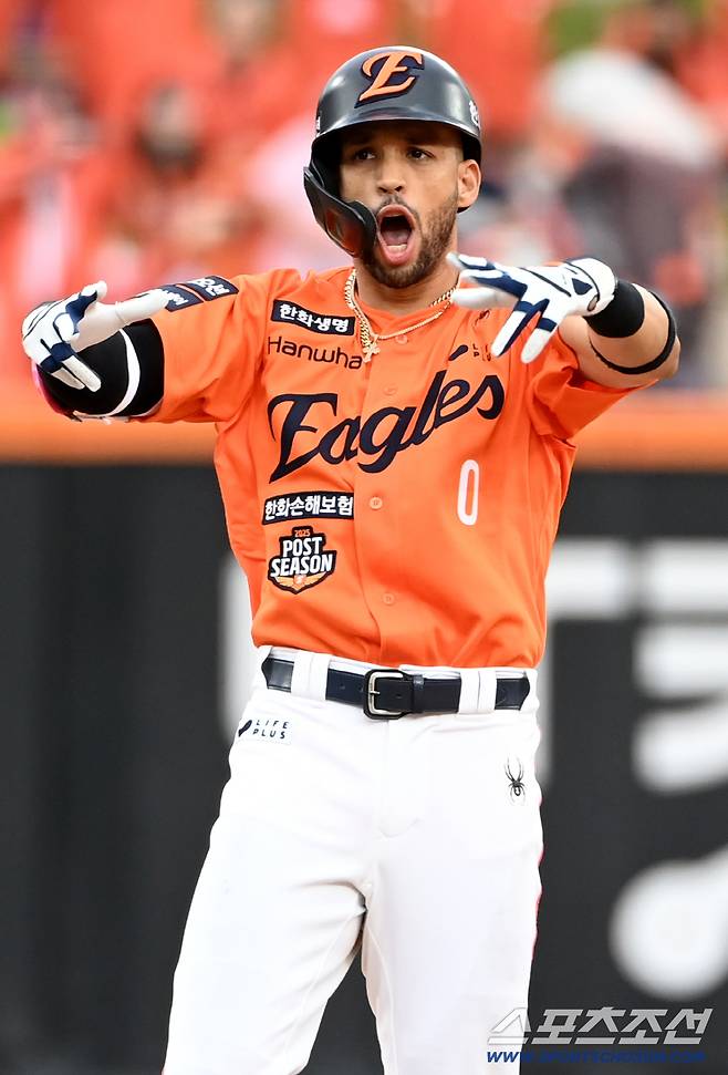 18일 대전한화생명볼파크에서 열린 삼성과 한화의 PO 1차전. 6회말 무사 2루 리베라토가 2루타를 치고 환호하고 있다. 대전=허상욱 기자wook@sportschosun.com/2025.10.18/