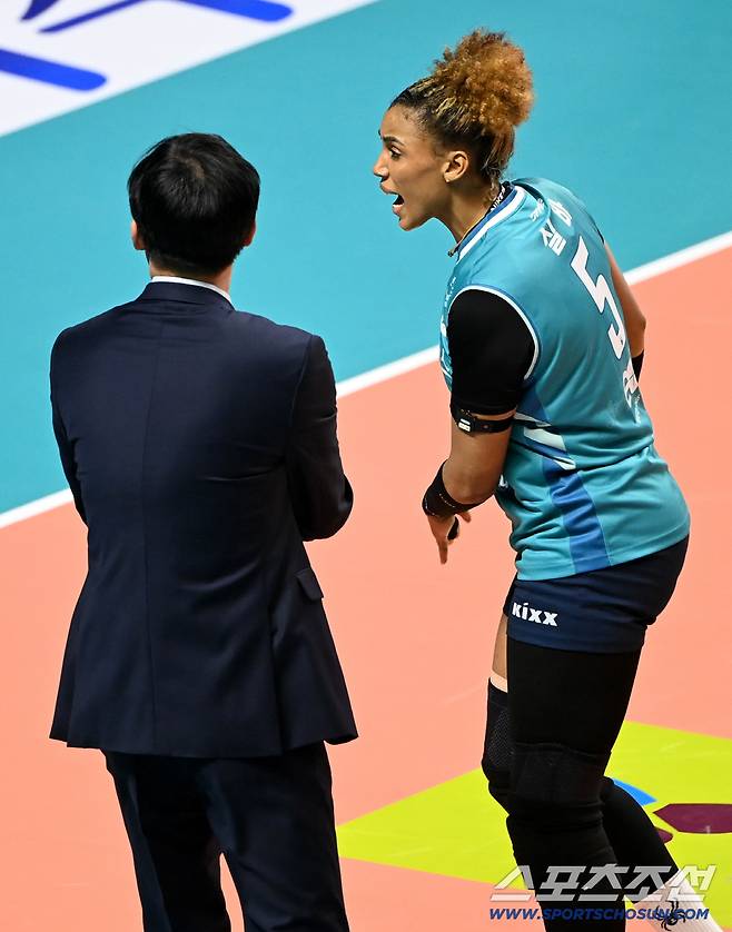 6일 장충체육관에서 열린 V리그 여자부 GS칼텍스와 페퍼저축은행의 경기. GS칼텍스 실바가 득점을 성공한 후 이영택 감독과 하이파이브를 하고 있다. 장충체=허상욱 기자wook@sportschosun.com/2026.01.06/