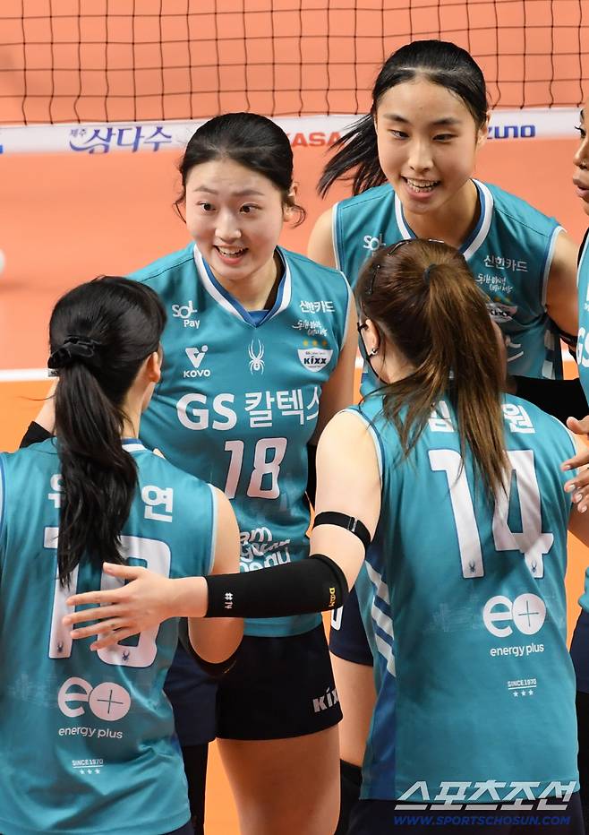 10일 장충체육관에서 열린 V리그 GS칼텍스와 IBK기업은행의 경기. GS칼텍스 권민지가 득점 후 환호하고 있다. 장충=박재만 기자 pjm@sportschosun.com/2025.12.10/