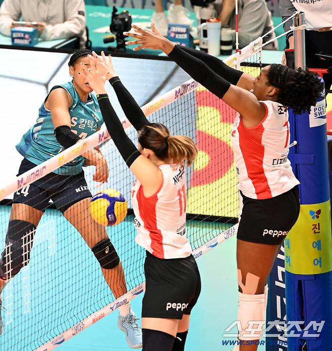 6일 장충체육관에서 열린 V리그 여자부 GS칼텍스와 페퍼저축은행의 경기. 페퍼저축은행 조이가 GS칼텍스 레이나의 공격을 막아내고 있다. 장충체=허상욱 기자wook@sportschosun.com/2026.01.06/