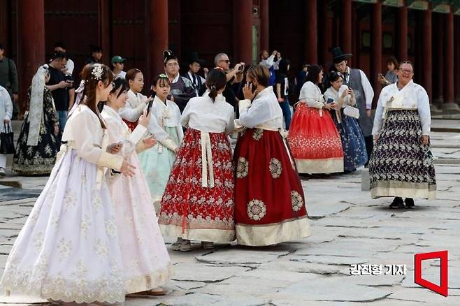 중국인 단체관광객에 대한 무비자 입국이 시행된 지난해 9월 29일 서울 종로구 경복궁을 찾은 중국인 관광객들이 즐거운 시간을 보내고 있다. 강진형 기자