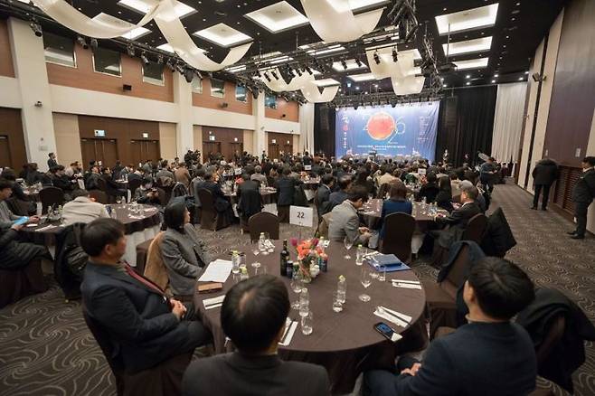 성남상공회의소(회장 정영배)가 6일 성남시 수정구 창곡동에 소재한 밀리토피아호텔 그랜드볼룸에서 2026년 병오년(丙午年) 새해를 맞아 지역 상공인들의 화합과 성남 경제의 새로운 도약을 다짐하기 위한 '2026년 신년인사회'를 개최하고 있다. 성남상공회의소 제공