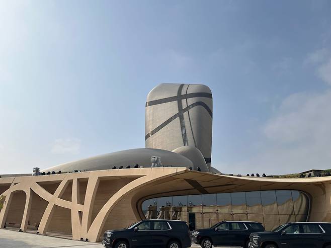지난달 17일(현지 시각) 사우디아라비아 동부 다란의 ‘킹압둘아지즈세계문화센터(이스라·Ithra)’는 원유를 품고 있는 암석을 형상화한 독특한 외관을 자랑했다. 세계 최대 에너지 기업 아람코가 운영하는 사회문화재단이다. / 전준범 기자