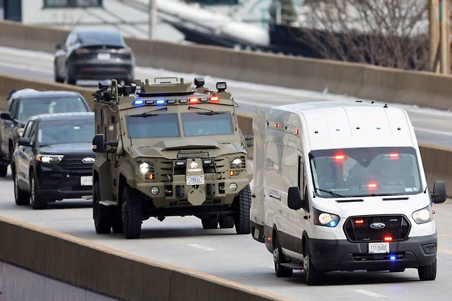 니콜라스 마두로 베네수엘라 대통령 부부가 5일 미국 뉴욕 남부연방법원으로 호송 중이다./로이터 연합뉴스